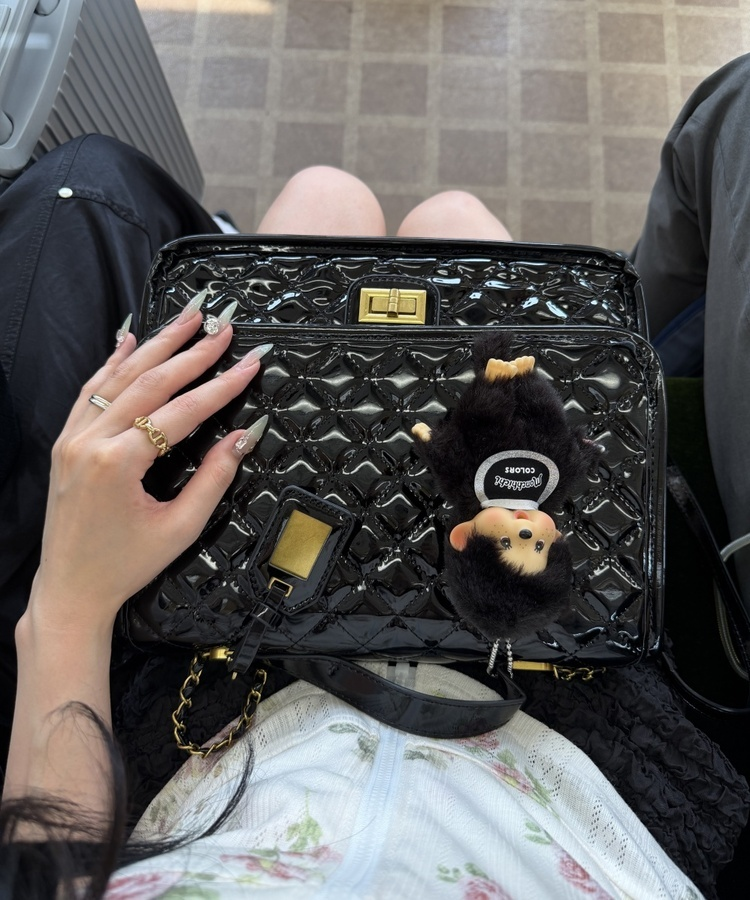 エナメルキルティングショルダーバッグ BLACK