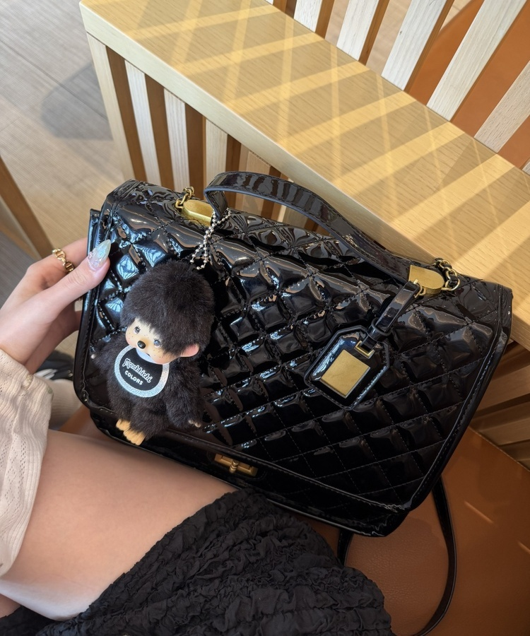 エナメルキルティングショルダーバッグ BLACK