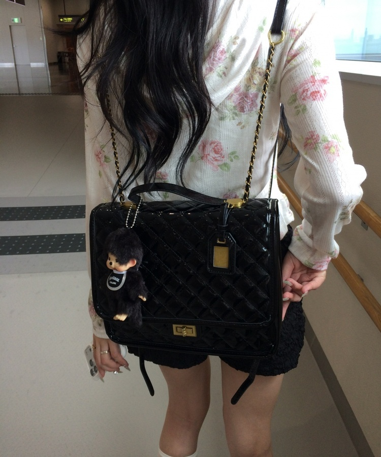 エナメルキルティングショルダーバッグ BLACK