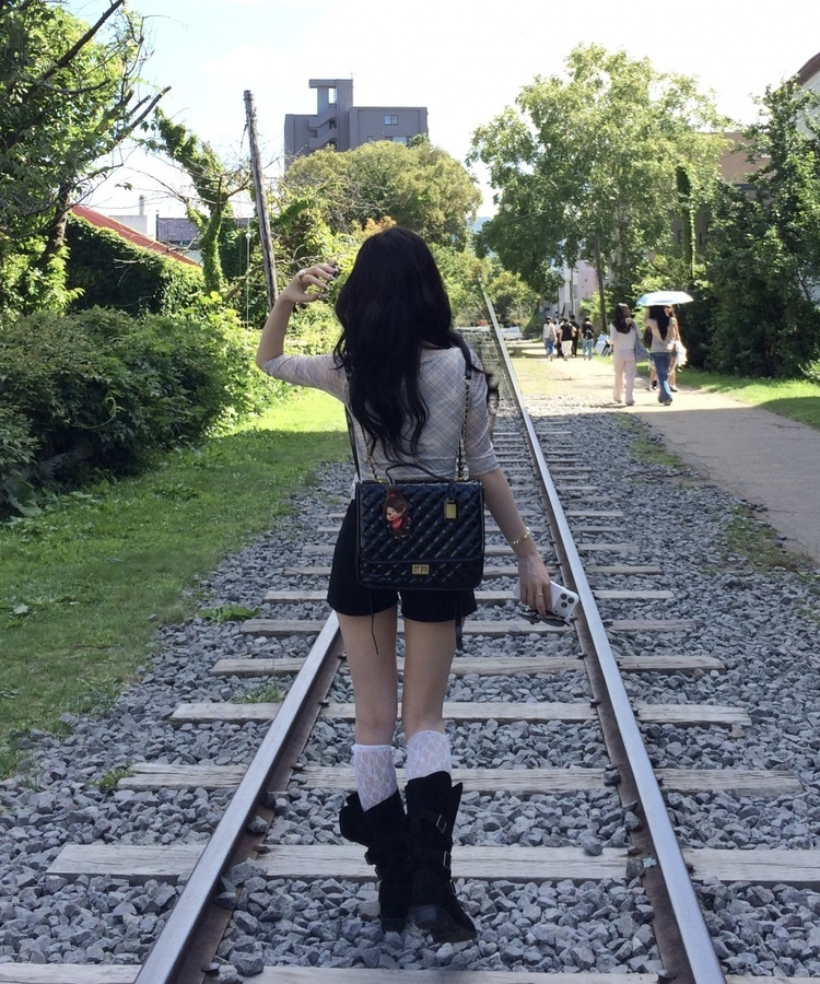 エナメルキルティングショルダーバッグ BLACK