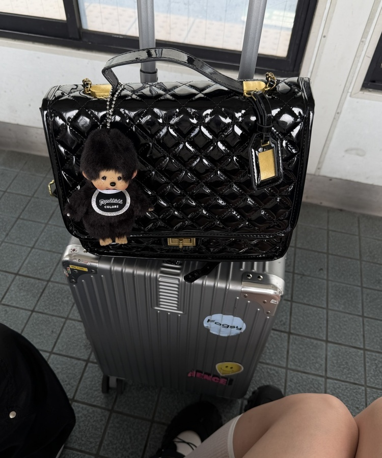 エナメルキルティングショルダーバッグ BLACK