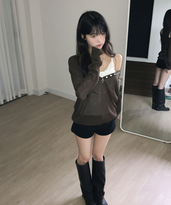 키테 버튼 딥브이넥 시스루 루즈핏 니트 브라운