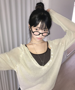 키테 버튼 딥브이넥 시스루 루즈핏 니트 베이지