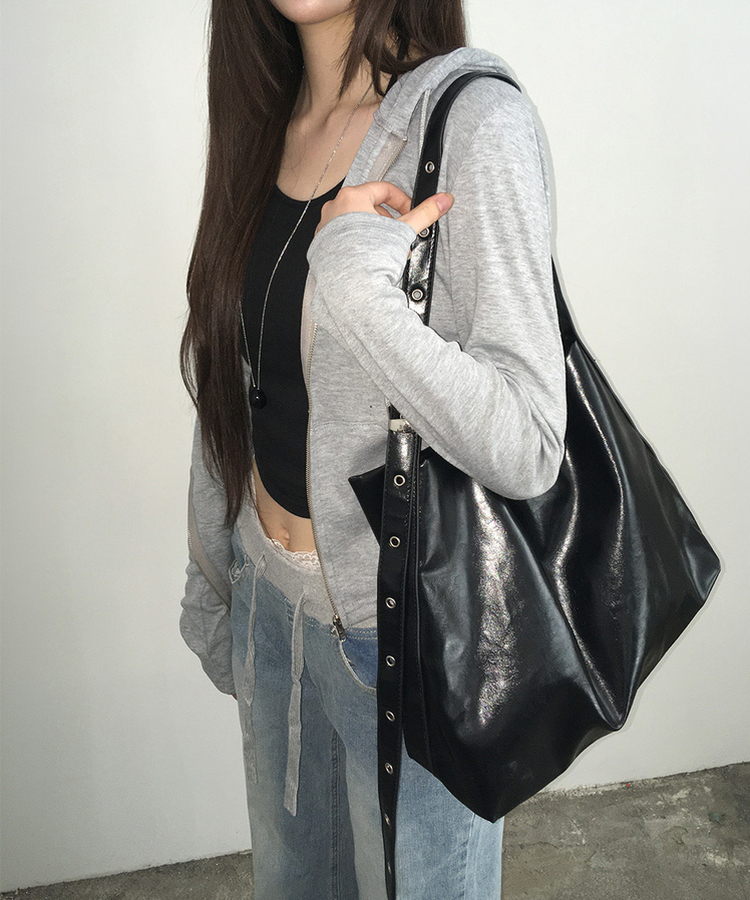 アイレットストラップレザーショルダーバッグ BLACK