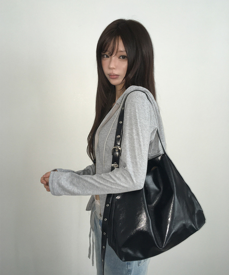 アイレットストラップレザーショルダーバッグ BLACK