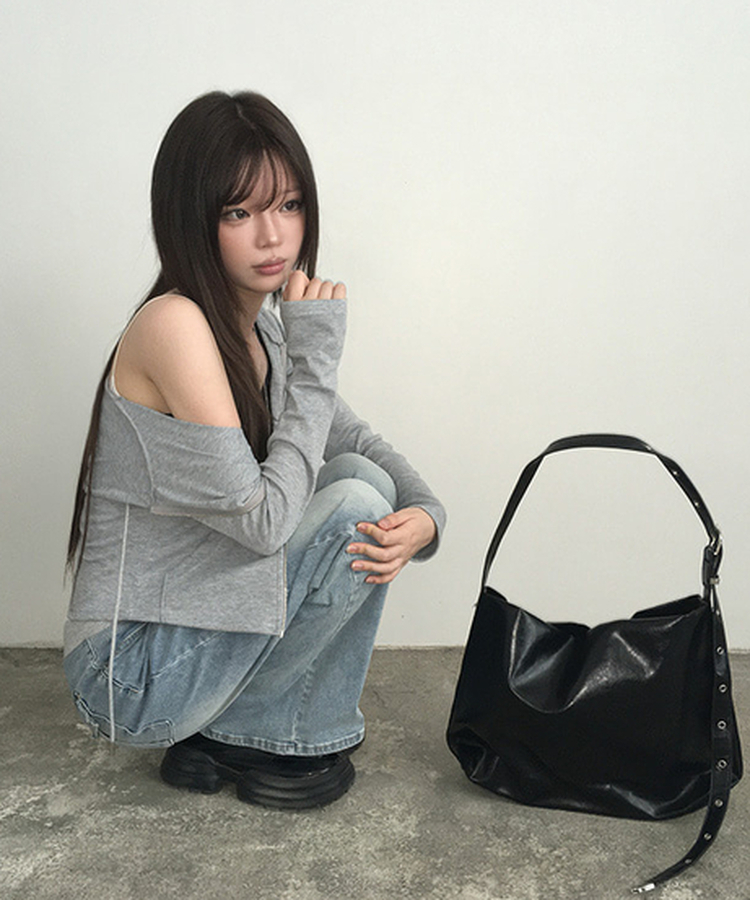 アイレットストラップレザーショルダーバッグ BLACK