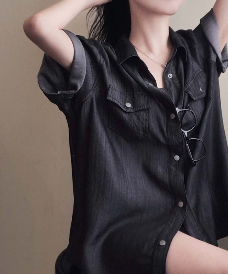 다른 무드로 선택해서 즐기는포스트 크롭 포켓 데님 반팔 셔츠 흑청