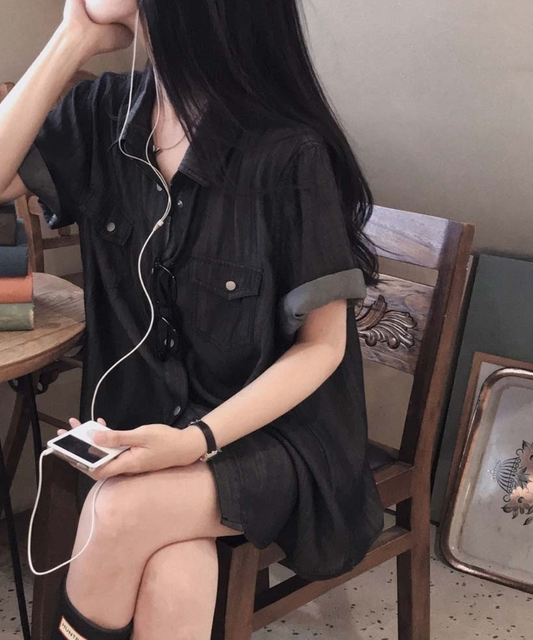 다른 무드로 선택해서 즐기는포스트 크롭 포켓 데님 반팔 셔츠 흑청