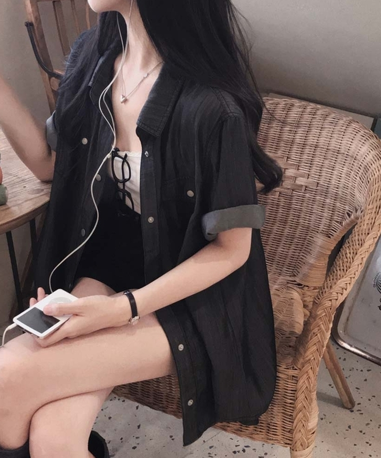 다른 무드로 선택해서 즐기는포스트 크롭 포켓 데님 반팔 셔츠 흑청
