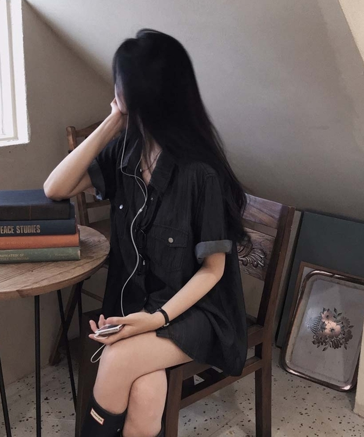 다른 무드로 선택해서 즐기는포스트 크롭 포켓 데님 반팔 셔츠 흑청