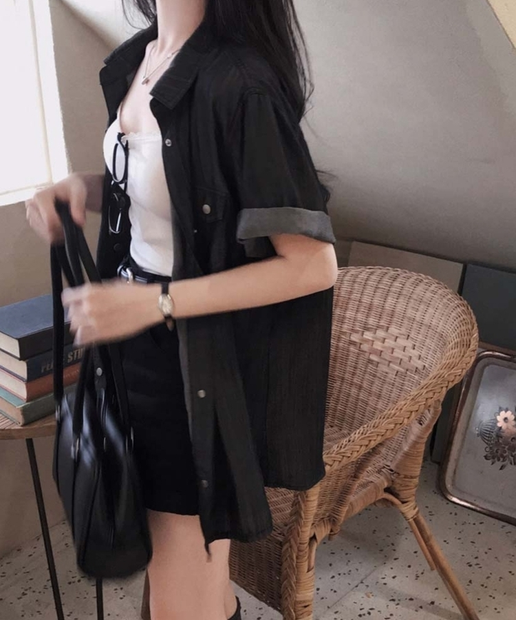 다른 무드로 선택해서 즐기는포스트 크롭 포켓 데님 반팔 셔츠 흑청