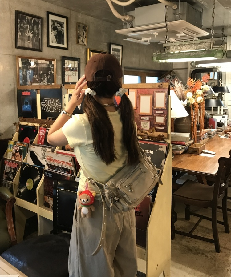 지퍼 포켓 숄더백 아이보리