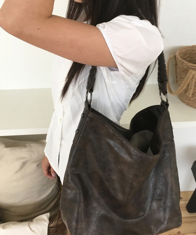 フェイクレザー大容量ショルダーバッグ BROWN