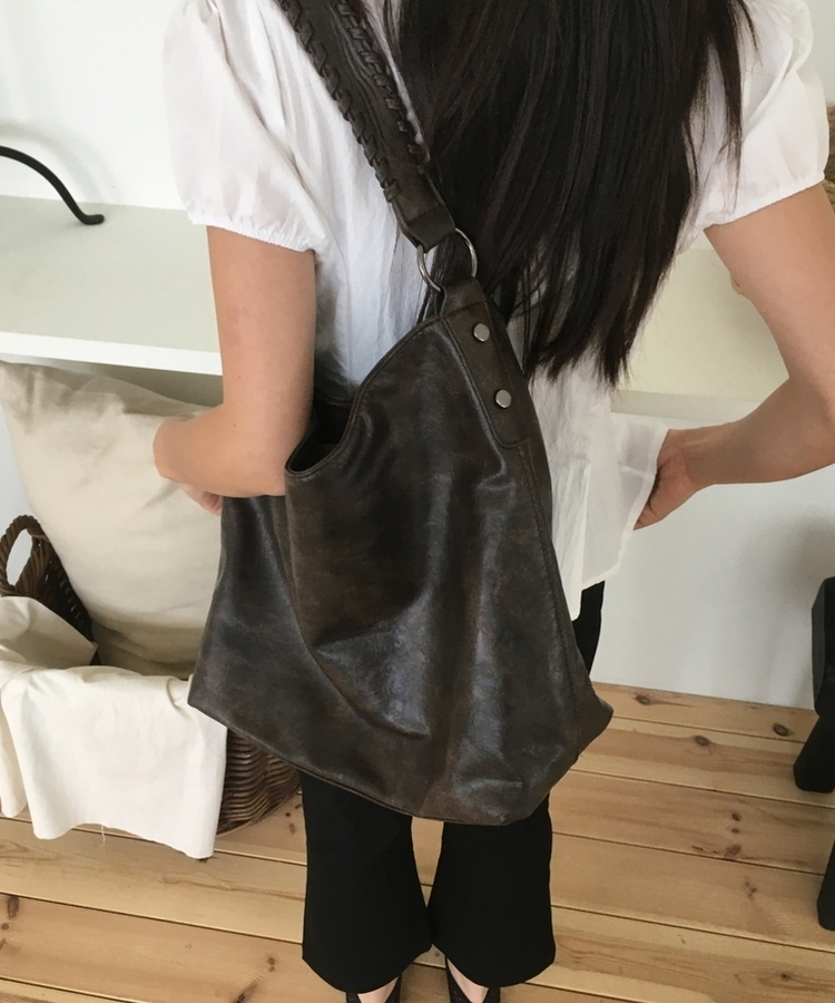 フェイクレザー大容量ショルダーバッグ BROWN