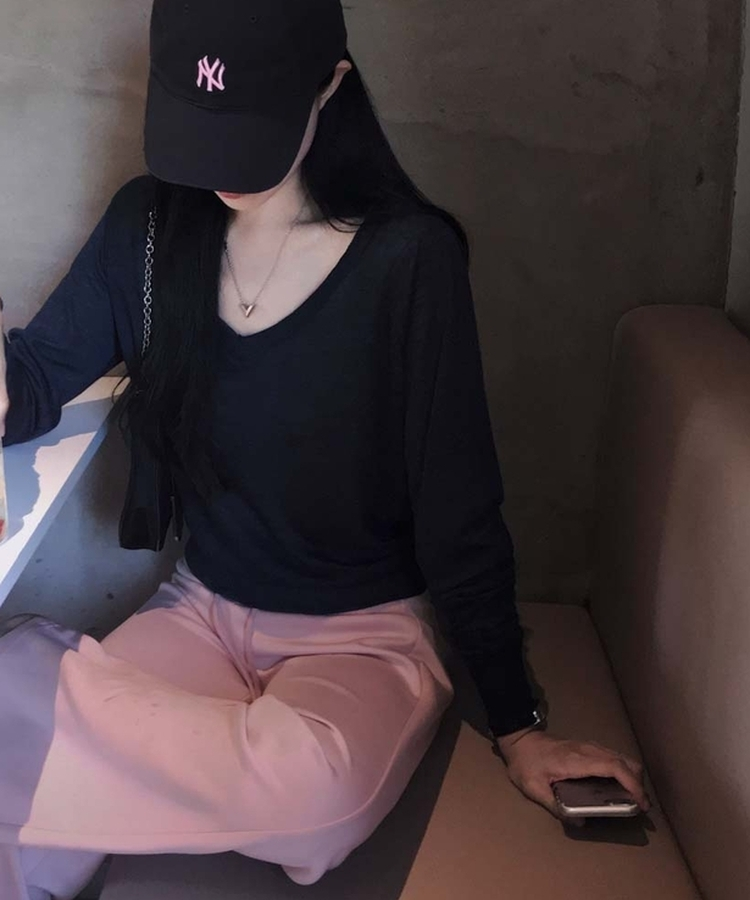 シアーVネッククロップド長袖Tシャツ NAVY