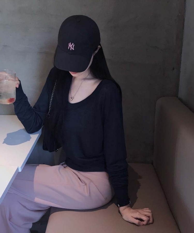 シアーVネッククロップド長袖Tシャツ NAVY
