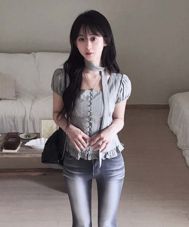 【マフラー付き】スクエアネックフリル半袖ブラウス GREY