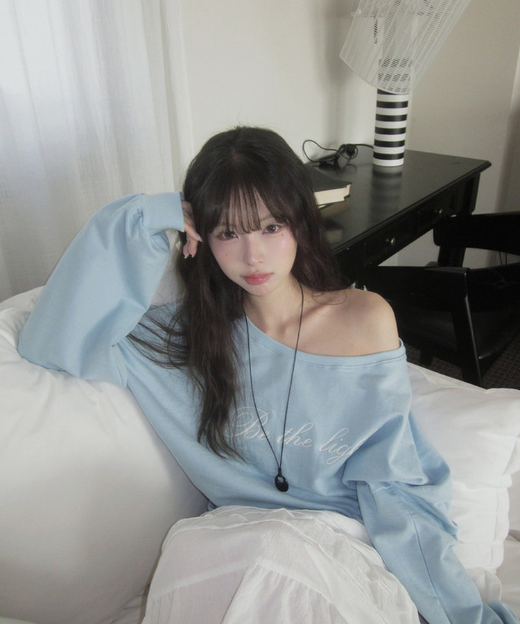 レタリングオフショルダールーズトレーナー SKY BLUE