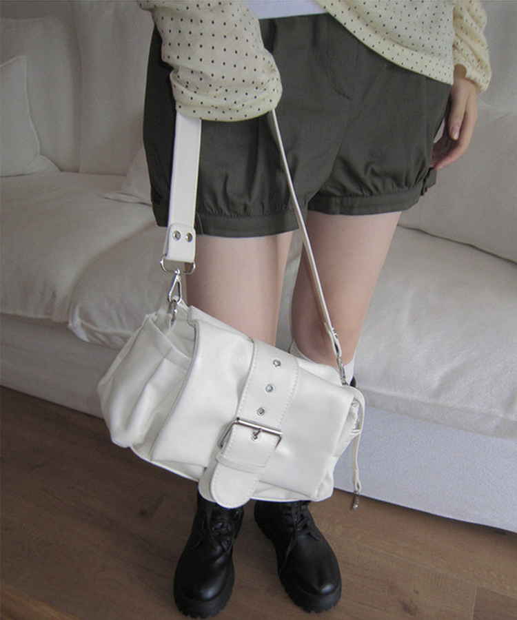 レザーバックルショルダーバッグ IVORY