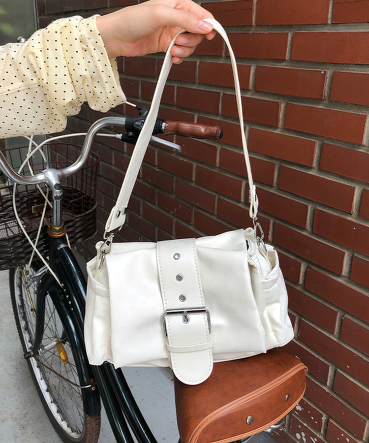 レザーバックルショルダーバッグ