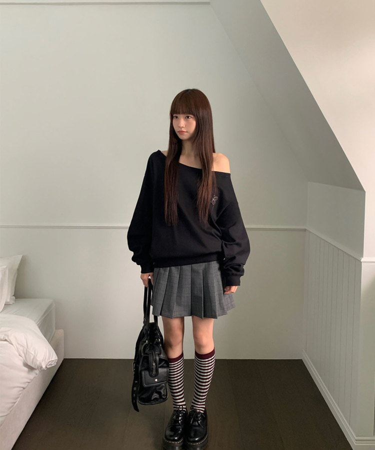 オフショルパッチルーズトレーナー BLACK