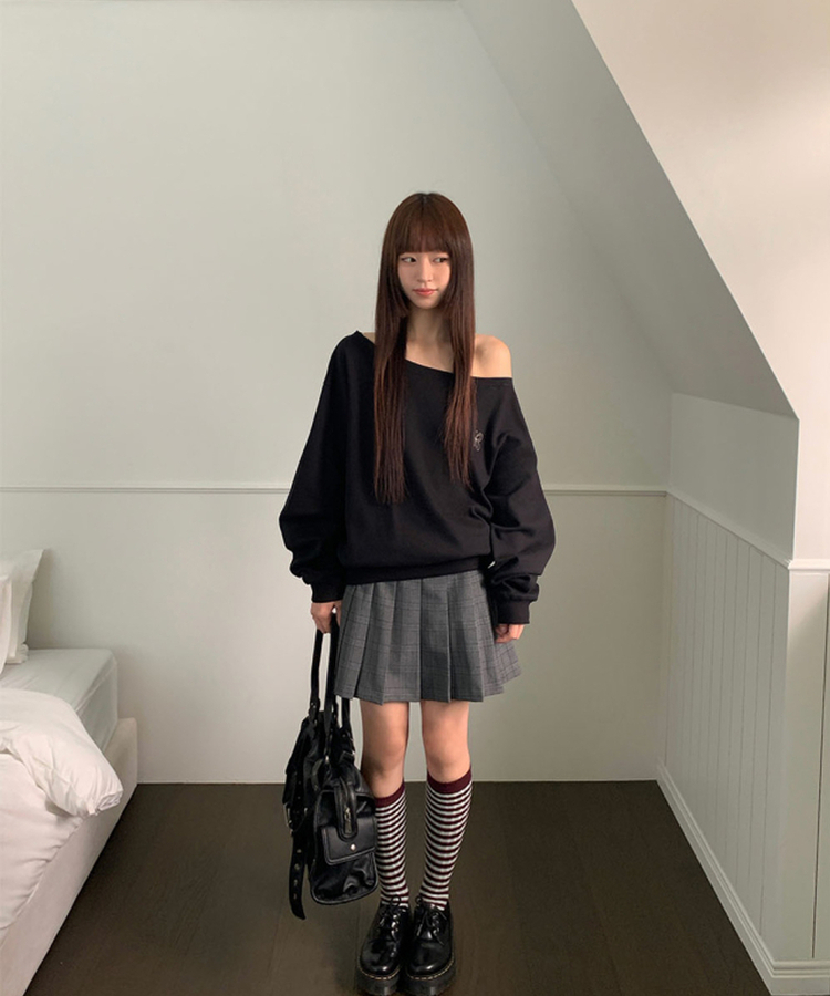 オフショルパッチルーズトレーナー BLACK