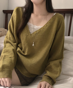 소르 버튼 딥 브이넥 루즈핏 니트 올리브