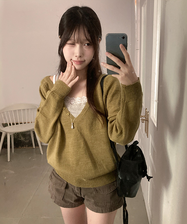소르 버튼 딥 브이넥 루즈핏 니트 올리브