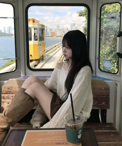 V넥 케이블 니트 연베이지