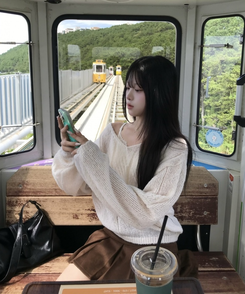 V넥 케이블 니트 연베이지