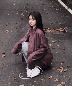 가을의 완성피그먼트 하이넥 포켓 빈티지 워싱 숏 야상 데님 자켓 퍼플