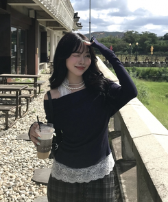 【단독상품】레이스 레이어드 오프숄더 T셔츠 네이비